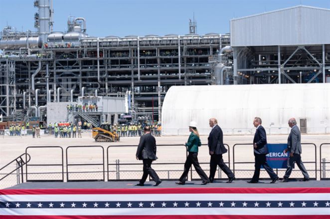 Trump so Šefčovičom otvorili v USA nový terminál LNG. EÚ chce importy ďalej zvyšovať